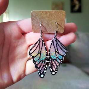 Pendientes de alas de mariposa iridiscentes