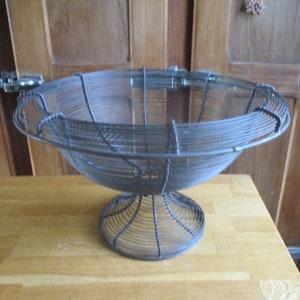 braided wire fruit basket / vintage wire fruit tray / metal retro centerpiece