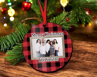 Op de afbeelding: Rode en zwarte kerstbal met buffalo plaid patroon met een foto van een gezin en de tekst "Merry Christmas" en "The Smiths".