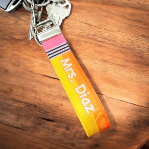 Llavero de nailon personalizable con diseño de lápiz para profesores, educadores y estudiantes. Texto personalizado en ambos lados.