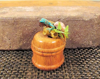 Round Wooden Trinket Box, Vintage Lidded Box with Lizard on Top