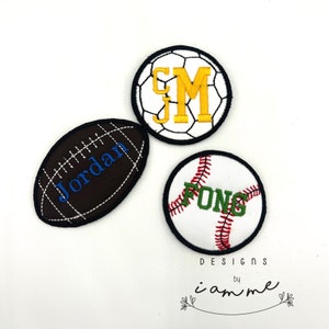 Peut inclure: Trois patchs brodés sur le thème du sport. Un patch de football américain brun avec le nom "Jordan" brodé en fil bleu. Un patch de baseball blanc avec le mot "FONG" brodé en fil vert. Un patch de football blanc avec les initiales "CM" brodées en fil jaune.