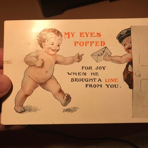 Puede incluir: Una postal vintage con una ilustraci&oacute;n de dibujos animados de un beb&eacute; con los ojos muy abiertos y una expresi&oacute;n de sorpresa. El beb&eacute; sostiene una carta y el texto dice "Mis ojos se abrieron de alegr&iacute;a cuando trajo una l&iacute;nea de tu parte."