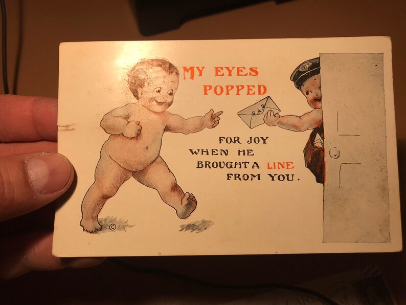 Puede incluir: Una postal vintage con una ilustraci&oacute;n de dibujos animados de un beb&eacute; con los ojos muy abiertos y una expresi&oacute;n de sorpresa. El beb&eacute; sostiene una carta y el texto dice "Mis ojos se abrieron de alegr&iacute;a cuando trajo una l&iacute;nea de tu parte."