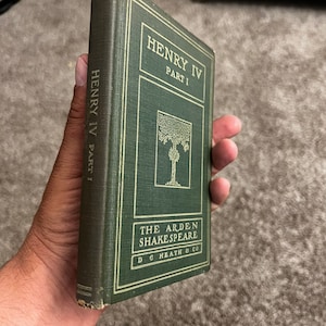 以下が含まれることがあります： D.C. Heath & Co. 出版の、アーデン・シェイクスピア・シリーズの「ヘンリー四世 第一部」というタイトルの緑色のハードカバーの本