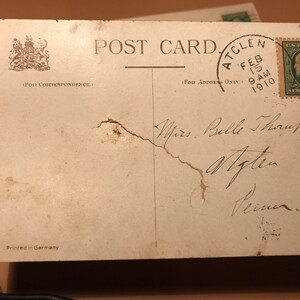 Puede incluir: Una postal vintage con un sello del 15 de febrero de 1910. La postal est&aacute; dirigida a "Mrs. Belle Thornsorn" con un mensaje escrito a mano que dice "Mplen Seinen."