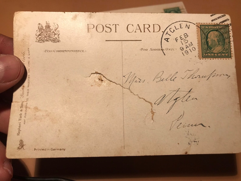 Puede incluir: Una postal vintage con un sello del 15 de febrero de 1910. La postal est&aacute; dirigida a "Mrs. Belle Thornsorn" con un mensaje escrito a mano que dice "Mplen Seinen."