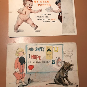 Puede incluir: Dos postales vintage con ilustraciones y texto humor&iacute;sticos. La tarjeta superior muestra un beb&eacute; con una expresi&oacute;n de sorpresa, sosteniendo una carta y caminando hacia un hombre que asoma por detr&aacute;s de una puerta. El texto dice "Mis ojos se abrieron de alegr&iacute;a cuando trajo una l&iacute;nea de tu parte." La tarjeta inferior muestra una ni&ntilde;a con una expresi&oacute;n de sorpresa de pie frente a una pizarra con el texto "Simply A U I Hope It Will Never B A Jar." Un perro con una expresi&oacute;n de sorpresa est&aacute; sentado frente a la pizarra. El texto sobre el perro dice "Creo que te quiere."