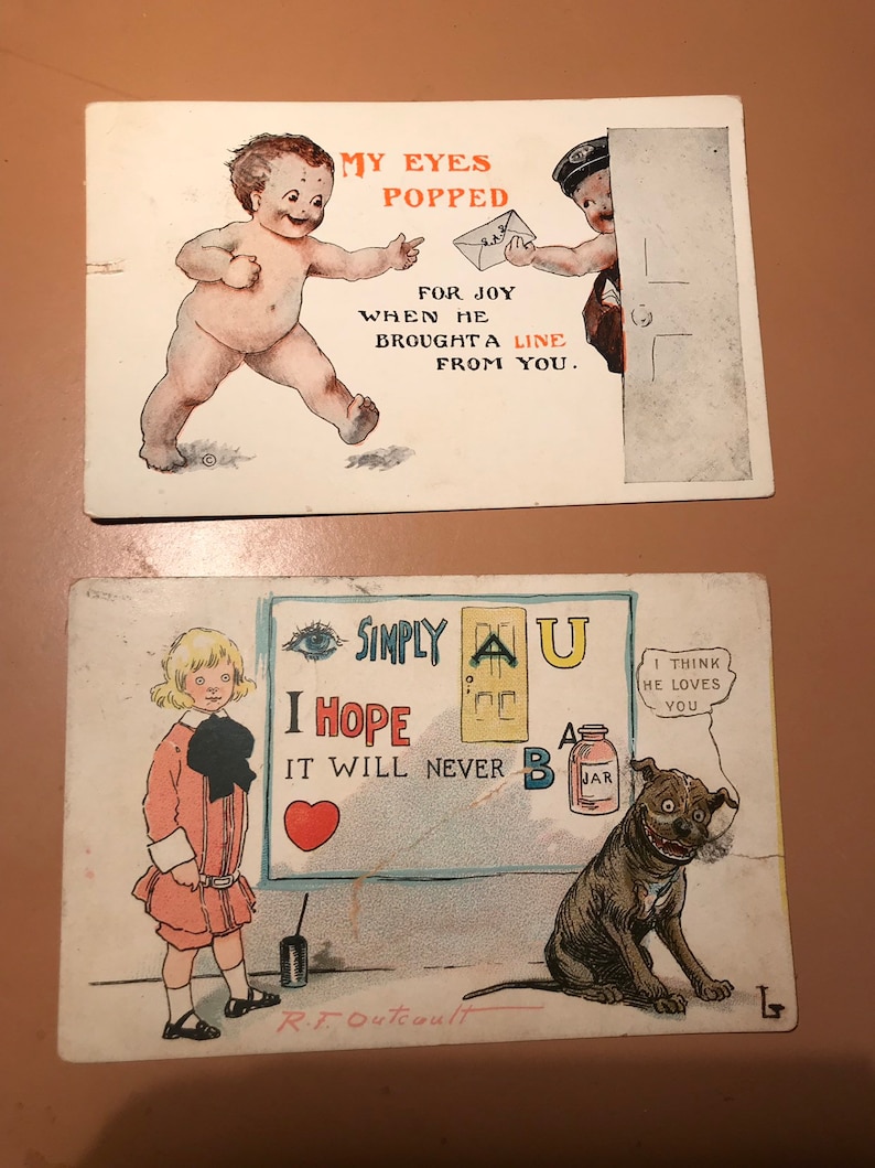 Puede incluir: Dos postales vintage con ilustraciones y texto humor&iacute;sticos. La tarjeta superior muestra un beb&eacute; con una expresi&oacute;n de sorpresa, sosteniendo una carta y caminando hacia un hombre que asoma por detr&aacute;s de una puerta. El texto dice "Mis ojos se abrieron de alegr&iacute;a cuando trajo una l&iacute;nea de tu parte." La tarjeta inferior muestra una ni&ntilde;a con una expresi&oacute;n de sorpresa de pie frente a una pizarra con el texto "Simply A U I Hope It Will Never B A Jar." Un perro con una expresi&oacute;n de sorpresa est&aacute; sentado frente a la pizarra. El texto sobre el perro dice "Creo que te quiere."