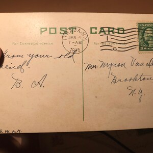 Puede incluir: Una postal vintage con un sello verde que presenta un retrato de George Washington. La postal est&aacute; dirigida a Mr. Myron Van de Mark en Brookton, NY. El mensaje en la postal dice "De tu viejo amigo. B.A."
