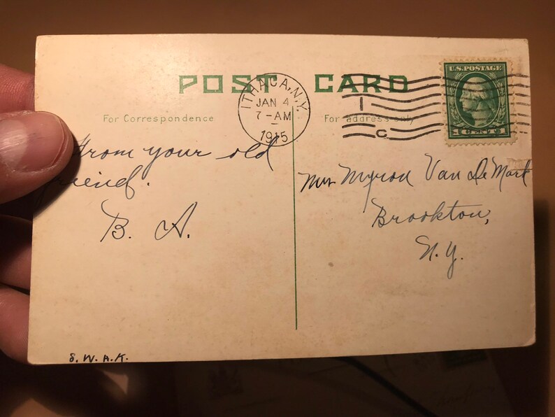 Puede incluir: Una postal vintage con un sello verde que presenta un retrato de George Washington. La postal est&aacute; dirigida a Mr. Myron Van de Mark en Brookton, NY. El mensaje en la postal dice "De tu viejo amigo. B.A."