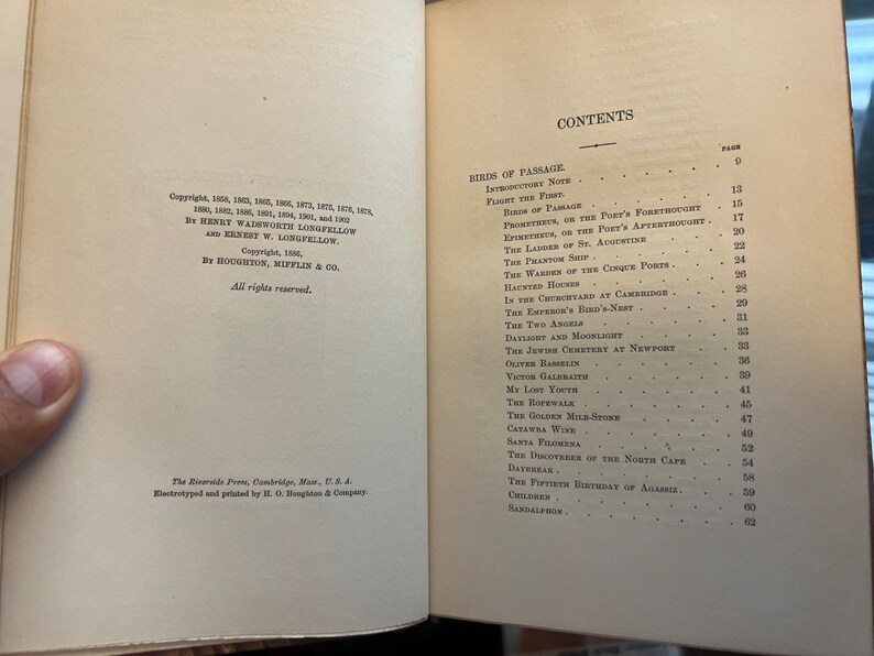 以下が含まれることがあります： ヘンリー・ワズワース・ロングフェローとアーネスト・W・ロングフェローによる「鳥の渡り」というタイトルの本。この本には、詩とその対応するページ番号のリストを含む目次が含まれています。