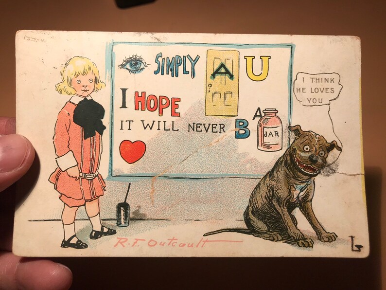 Puede incluir: Postal vintage con una ni&ntilde;a y un perro. La ni&ntilde;a lleva un vestido rosa y un lazo negro. El perro es marr&oacute;n y blanco con una gran sonrisa. La postal tiene un mensaje que dice "Simply AU I Hope It Will Never B A Jar I Think He Loves You".