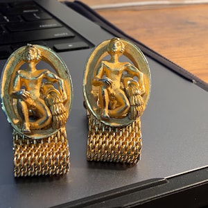 Vintage Aquarius Zodiac Water Bearer Cufflinks Gold Tone Mesh Wraparound. Vintage cufflinks