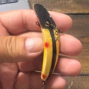OLD LURES TWO VINTAGE WALLEYE LURES REDPLUG AND A GREEN FLATFISH STYLE LURE