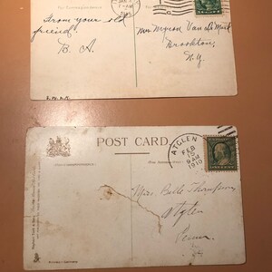 Puede incluir: Dos postales antiguas con mensajes escritos a mano. La primera postal est&aacute; dirigida a la Sra. Myera Van de Mart, Brookton, N.Y. La segunda postal est&aacute; dirigida a la Sra. Belle Thompson, Ogden, Penna.