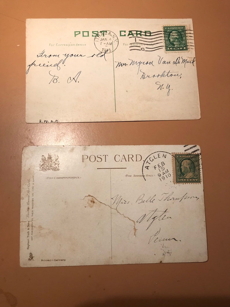 Puede incluir: Dos postales antiguas con mensajes escritos a mano. La primera postal est&aacute; dirigida a la Sra. Myera Van de Mart, Brookton, N.Y. La segunda postal est&aacute; dirigida a la Sra. Belle Thompson, Ogden, Penna.
