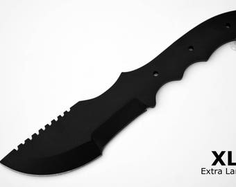 Puede incluir: Espada en blanco de acero negro con borde dentado y mango con cuatro agujeros. XL Extra Large.