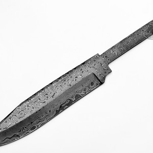 K&ouml;nnte beinhalten: Eine lange, silberne Messerklinge mit einem gemusterten Finish. Die Klinge ist etwa 25 cm lang und hat eine leichte Kr&uuml;mmung an der Spitze.