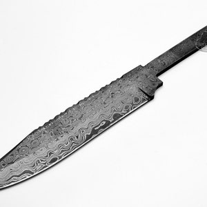 K&ouml;nnte beinhalten: Eine Damastmesserklinge mit einem wellenf&ouml;rmigen Muster. Die Klinge ist etwa 25 cm lang und hat eine scharfe Spitze.