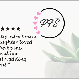 Peut inclure: Cinq &eacute;toiles avec le texte "Best Etsy experience. My daughter loved how the frame captured her special wedding moment." et le logo PFS dans un cercle avec des c&oelig;urs roses.