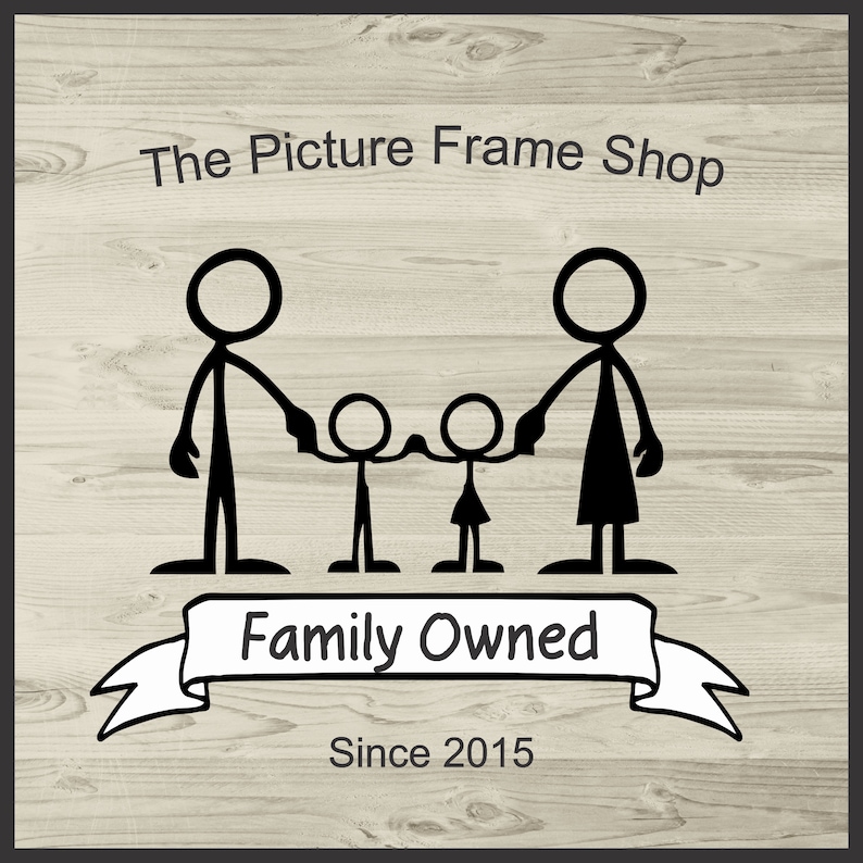 Pode incluir: Ilustra&ccedil;&atilde;o em preto e branco de figuras de pau que representam uma fam&iacute;lia de quatro pessoas, com o texto "The Picture Frame Shop" acima e "Family Owned Since 2015" abaixo.
