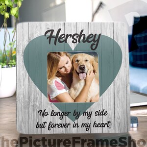 Pode incluir: Uma moldura de madeira com um recorte em forma de cora&ccedil;&atilde;o e uma foto de uma mulher e seu c&atilde;o. A moldura tem o texto "Hershey" no topo e "No longer by my side but forever in my heart" na parte inferior.