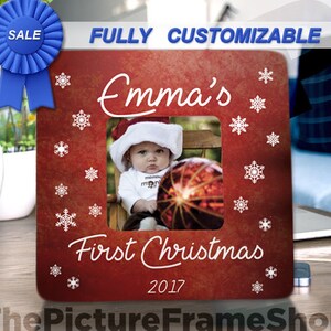 Peut inclure: Cadre photo de No&euml;l rouge et blanc avec des flocons de neige et le texte "Emma's First Christmas 2017".