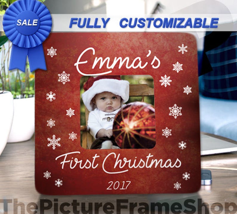 Peut inclure: Cadre photo de No&euml;l rouge et blanc avec des flocons de neige et le texte "Emma's First Christmas 2017".