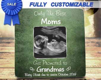 Pode incluir: Uma moldura quadrada verde com uma imagem de ultrassom no centro. O texto diz: Only The Best Moms Get Promoted to Grandmas, Baby Clark due to arrive October 2019. A moldura tem um acabamento verde texturizado com letras brancas.