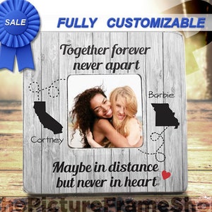 K&ouml;nnte beinhalten: Ein quadratischer Bilderrahmen mit grauer Holzmaserung und dem Text Together forever never apart sowie Maybe in distance but never in heart. Er enth&auml;lt schwarze Silhouetten von Kalifornien und Missouri mit gestrichelten Linien.