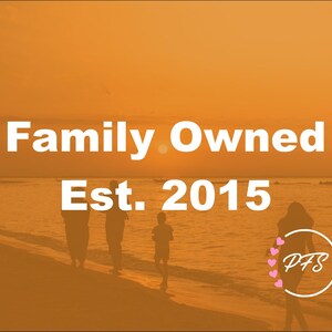 Op de afbeelding: Een strandtafereel bij zonsondergang met de silhouetten van vier mensen die langs de kustlijn lopen. De tekst "Family Owned" en "Est. 2015" wordt in het wit weergegeven, samen met een cirkelvormig logo met de letters "PFS" omringd door kleine roze hartjes.