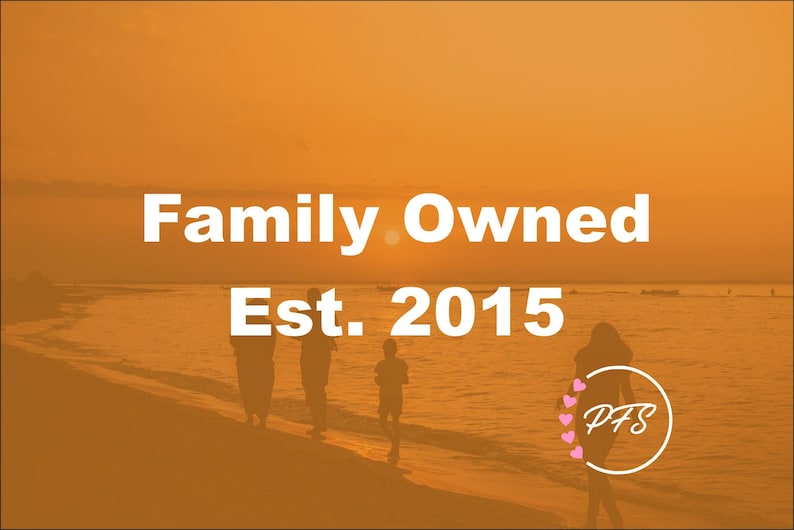 Op de afbeelding: Een strandtafereel bij zonsondergang met de silhouetten van vier mensen die langs de kustlijn lopen. De tekst "Family Owned" en "Est. 2015" wordt in het wit weergegeven, samen met een cirkelvormig logo met de letters "PFS" omringd door kleine roze hartjes.