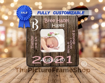 Peut inclure: Un cadre photo carré en bois avec une texture de planches rustiques. Il affiche le nom Bree Hazel Hayes, la date du 10 août 2021 et les détails de naissance : mardi, 11h48, 3,63 kg et 48,26 cm. Une photo de bébé est centrée dans le cadre.