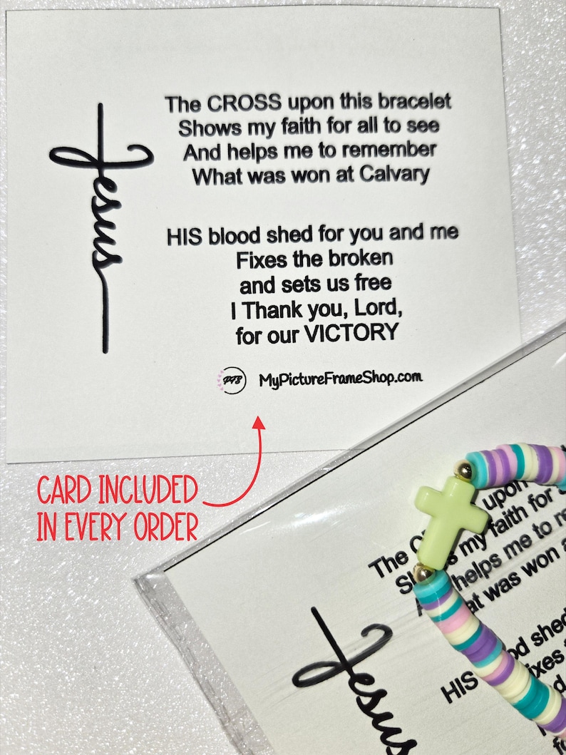 Op de afbeelding: Een armband van veelkleurige kleikralen met een lichtgroene kruisbedel, verpakt in een doorzichtige plastic hoes met een informatiekaart. De kaart toont de tekst: The CROSS upon this bracelet Shows my faith for all to see.