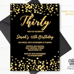 Puede incluir: Invitaci&oacute;n imprimible negra y dorada con confeti dorado para una fiesta de cumplea&ntilde;os n&uacute;mero 50. La invitaci&oacute;n dice "Thirty" y "Help us celebrate Sarah's 50th Birthday".