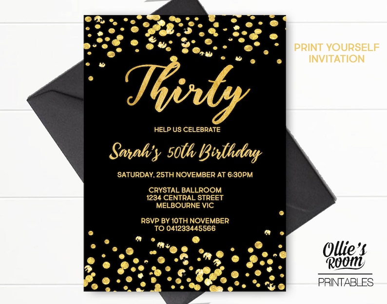 Puede incluir: Invitaci&oacute;n imprimible negra y dorada con confeti dorado para una fiesta de cumplea&ntilde;os n&uacute;mero 50. La invitaci&oacute;n dice "Thirty" y "Help us celebrate Sarah's 50th Birthday".