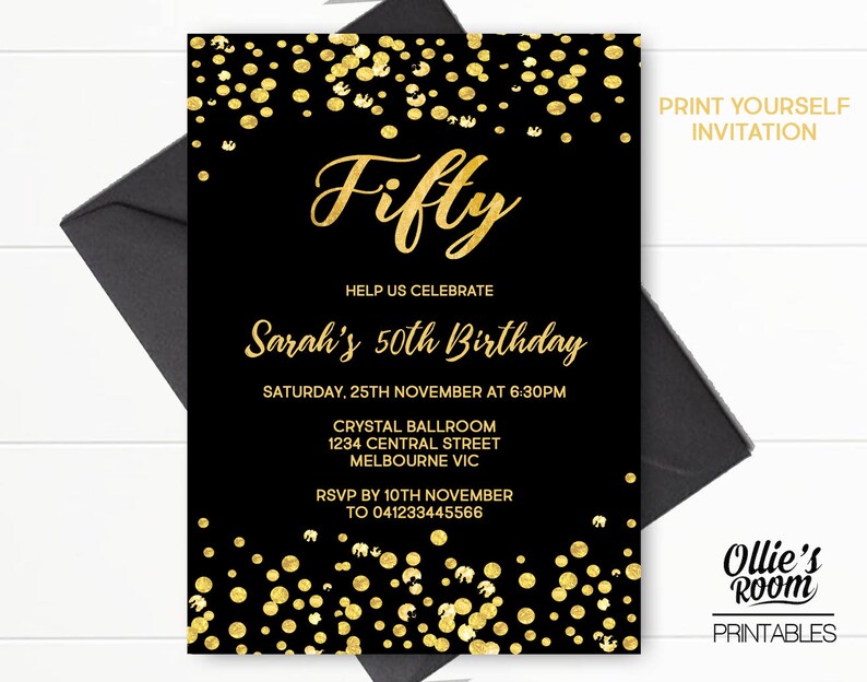 Puede incluir: Una invitaci&oacute;n imprimible en negro y dorado para una fiesta de cumplea&ntilde;os n&uacute;mero 50. La invitaci&oacute;n presenta confeti dorado sobre un fondo negro con el texto "Fifty" y "Sarah's 50th Birthday".