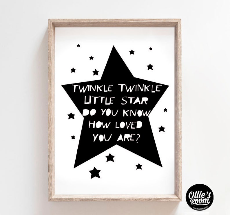 Puede incluir: Arte de pared imprimible en blanco y negro con una gran estrella negra con el texto "Twinkle Twinkle Little Star Do You Know How Loved You Are?" rodeada de estrellas m&aacute;s peque&ntilde;as.