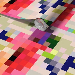 Puede incluir: Un rollo de papel tapiz pixelado de colores con un patr&oacute;n geom&eacute;trico en tonos de rosa, rojo, verde, azul y beige.