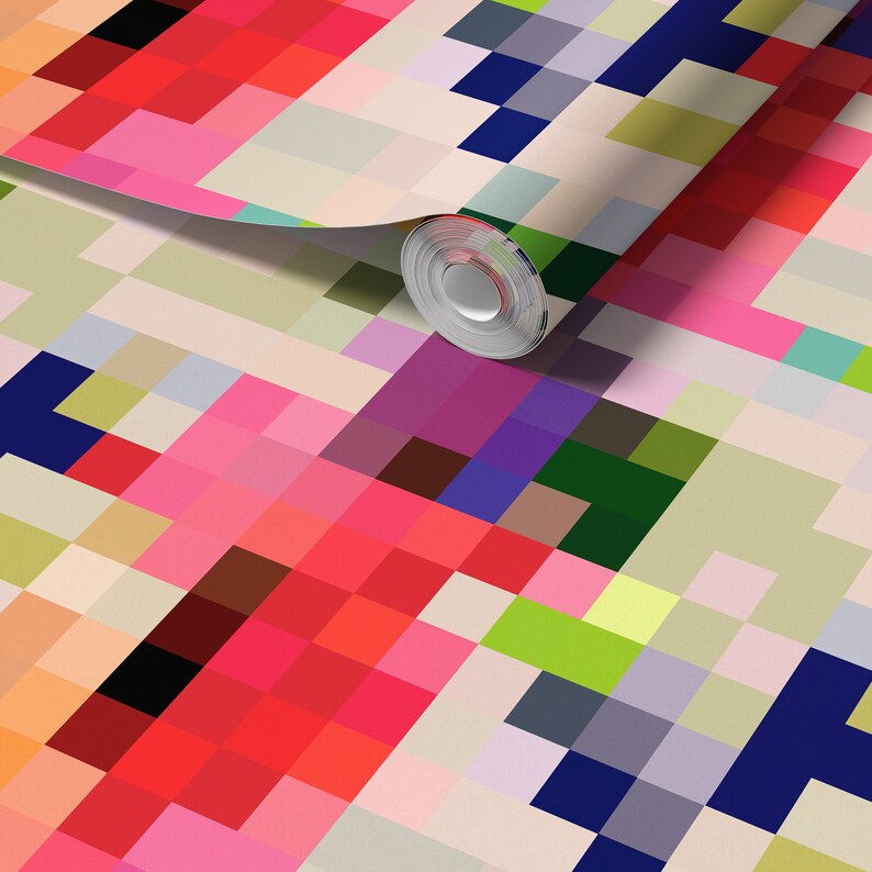 Puede incluir: Un rollo de papel tapiz pixelado de colores con un patr&oacute;n geom&eacute;trico en tonos de rosa, rojo, verde, azul y beige.