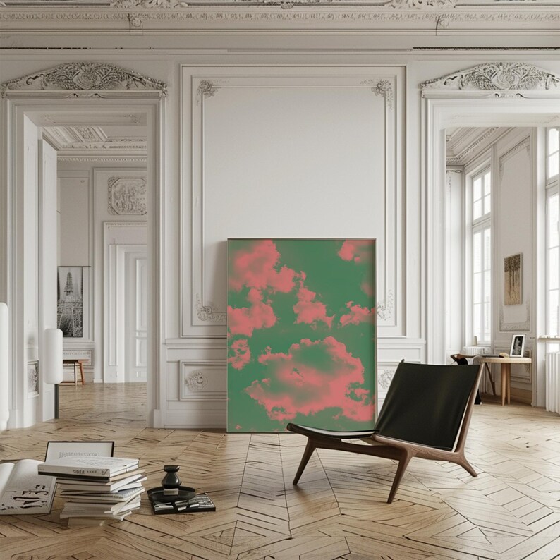 Puede incluir: Una silla de cuero negro con estructura de madera se encuentra en una habitaci&oacute;n con paredes blancas y molduras ornamentadas. Un gran cuadro abstracto con nubes rosas y verdes cuelga de la pared detr&aacute;s de la silla.