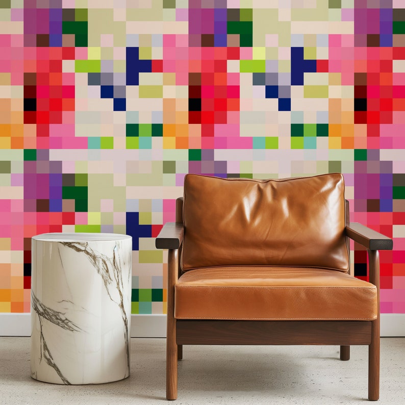 Puede incluir: Un sill&oacute;n de cuero marr&oacute;n con brazos y patas de madera se encuentra frente a una pared con un patr&oacute;n floral pixelado de colores. Una mesa auxiliar de m&aacute;rmol blanco est&aacute; a la izquierda del sill&oacute;n.