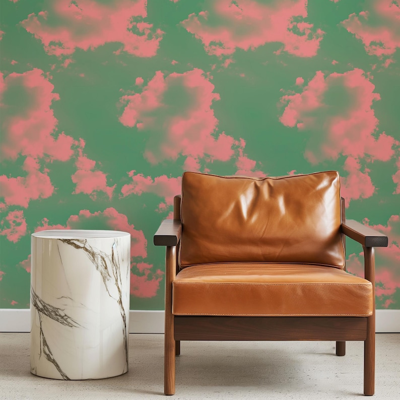 Puede incluir: Un sill&oacute;n de cuero marr&oacute;n con brazos y patas de madera se encuentra frente a una pared verde con un patr&oacute;n de nubes rosas. Una mesa auxiliar de m&aacute;rmol blanco est&aacute; al lado del sill&oacute;n.