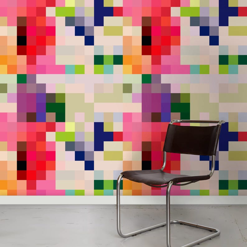 Puede incluir: Un papel tapiz geom&eacute;trico colorido con un dise&ntilde;o pixelado en tonos de rosa, rojo, verde, azul y morado. Una silla de cuero negro con estructura de cromo se encuentra frente al papel tapiz.