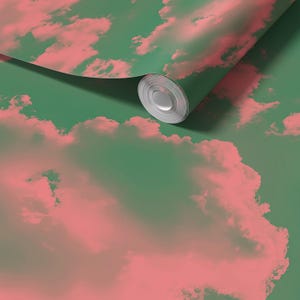 Puede incluir: Papel tapiz verde con un patr&oacute;n de nubes rosas. El papel tapiz est&aacute; enrollado y el extremo del rollo es visible.