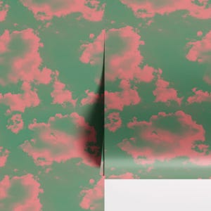 Puede incluir: Un papel tapiz verde y rosa con un patr&oacute;n repetido de nubes. Las nubes son de color rosa claro y est&aacute;n dispersas sobre un fondo verde.