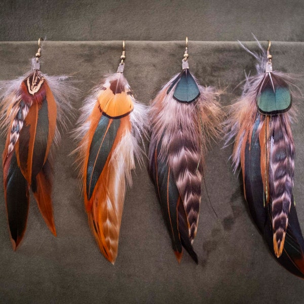 Single Long Feather Earring - Surprise - BohoEarring - Brons - Nikkelvrij - RoosterFeather - Bohemianearring - Bohoearing -