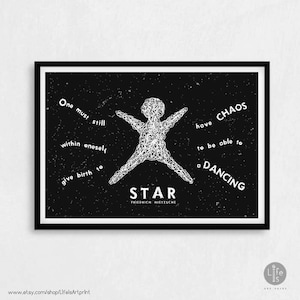 Plakat z cytatem Friedricha Nietzscha: Trzeba mieć jeszcze w sobie chaos, aby móc urodzić tańczącą gwiazdę
