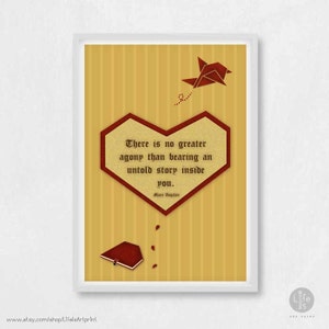 Stampa poster con citazione di Maya Angelou: Non esiste agonia più grande che portare dentro di sé una storia mai raccontata.